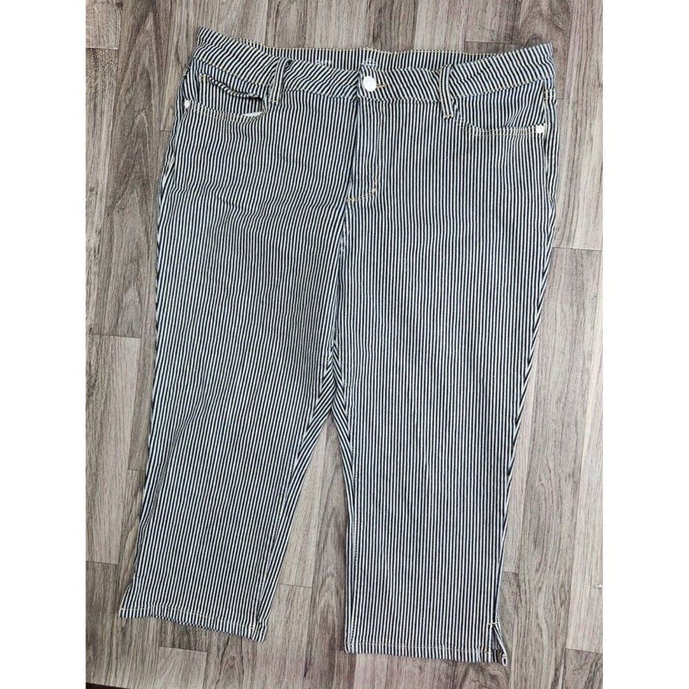 (3/$35) St. John's Bay Womens Size 4 Black Grey‎ Striped Denim Capri Jeans